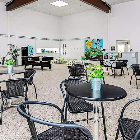 6 Person In Apartment *